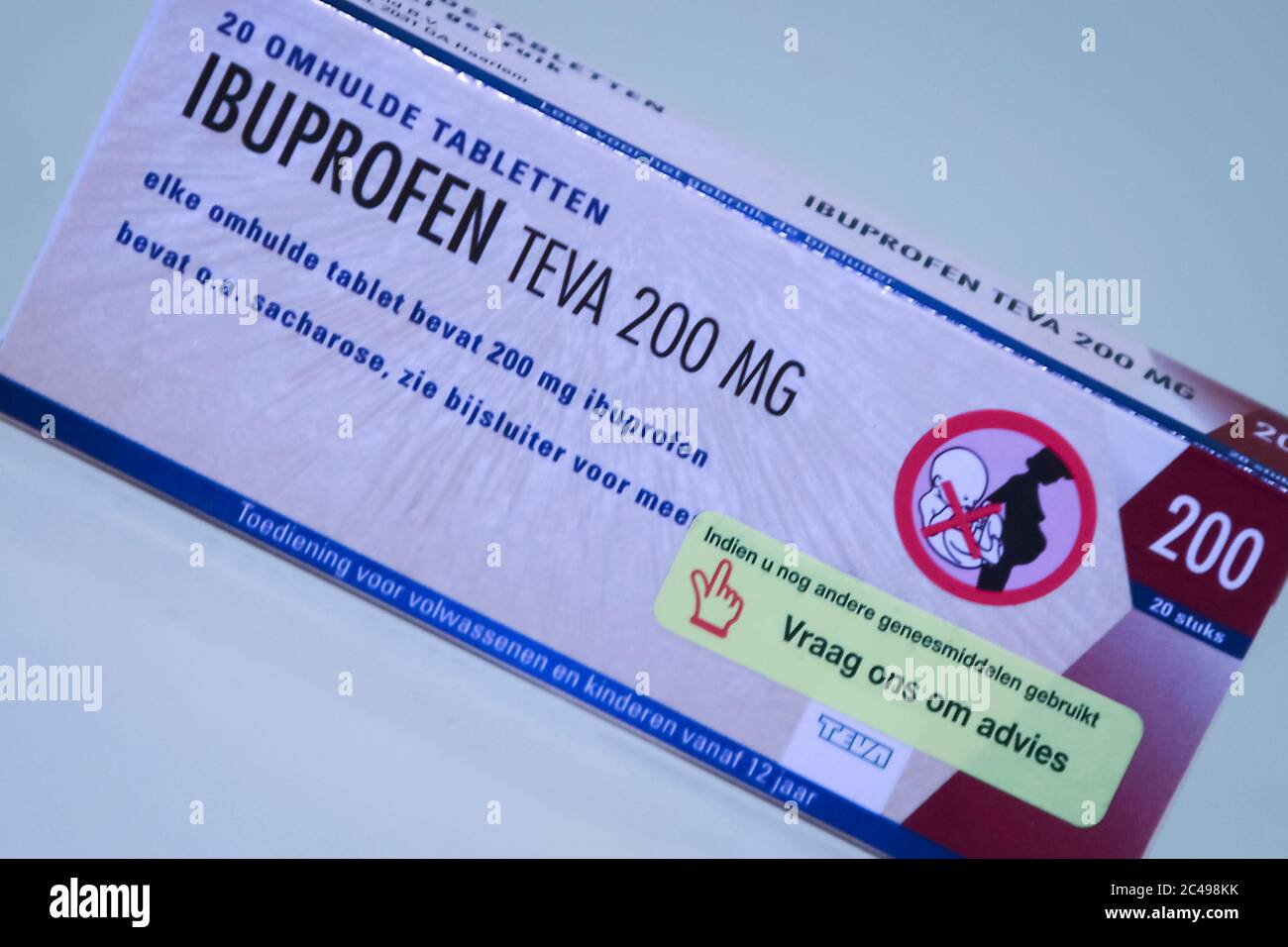 NIEUWEGEIN, 25-06-2020 , , Commonly used medicines available at the store  or pharmacy Veel gebruikte medicijnen bij verkrijgbaar in de winkel of  apotheek Ibuprofen teva 200 mg omhulde tabletten Stock Photo - Alamy