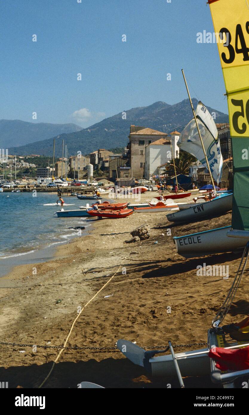 Busy beach scene hi-res stock photography and images - Alamy