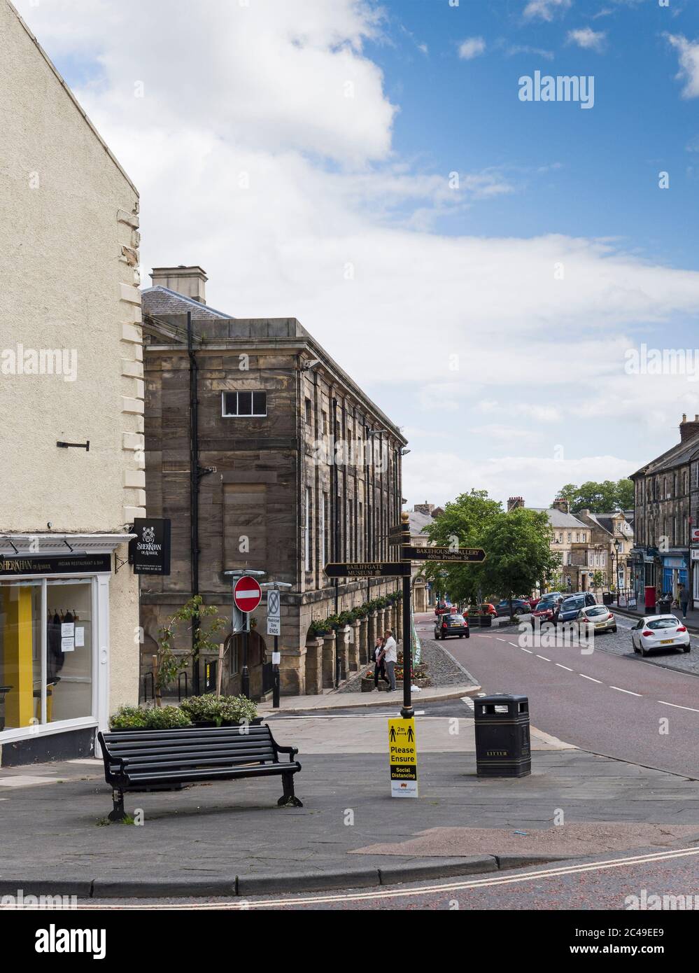 Quiet streets of a usually vibrant market town, Alnwick, Northumberland, Uk and a 2m social distancing sign during the 2020 coronavirus pandemic. Stock Photo