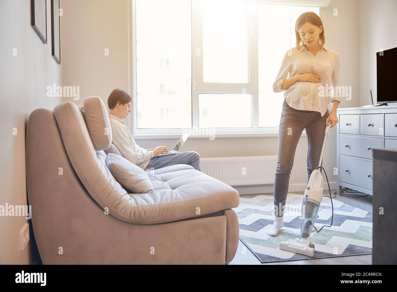 doing-daily-routine-in-third-trimester-of-pregnancy-stock-photo-alamy