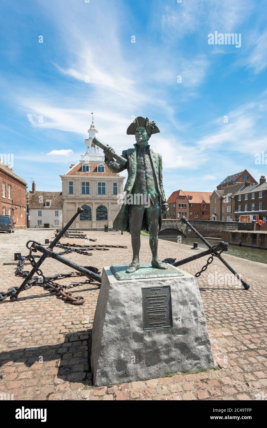 King's Lynn, view of Purfleet Quay with Statue of Captain George Vancouver and, at rear, the 17th Century Custom House building, King's Lynn, Norfolk Stock Photo