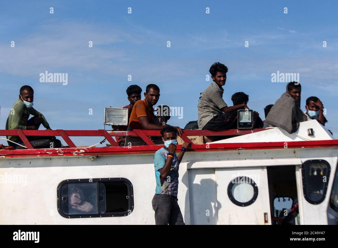 Aceh Utara, Indonesia. 25th June, 2020. Rohingya people seen on a wooden boat 1 kilometre from the coast in North Aceh Regency.According to local officials, as many as 94 Rohingyas were found by Acehnese fishermen stranded in the middle of the sea waters 1 kilometre from the coast off Aceh Province using wooden boats. Credit: SOPA Images Limited/Alamy Live News Stock Photo
