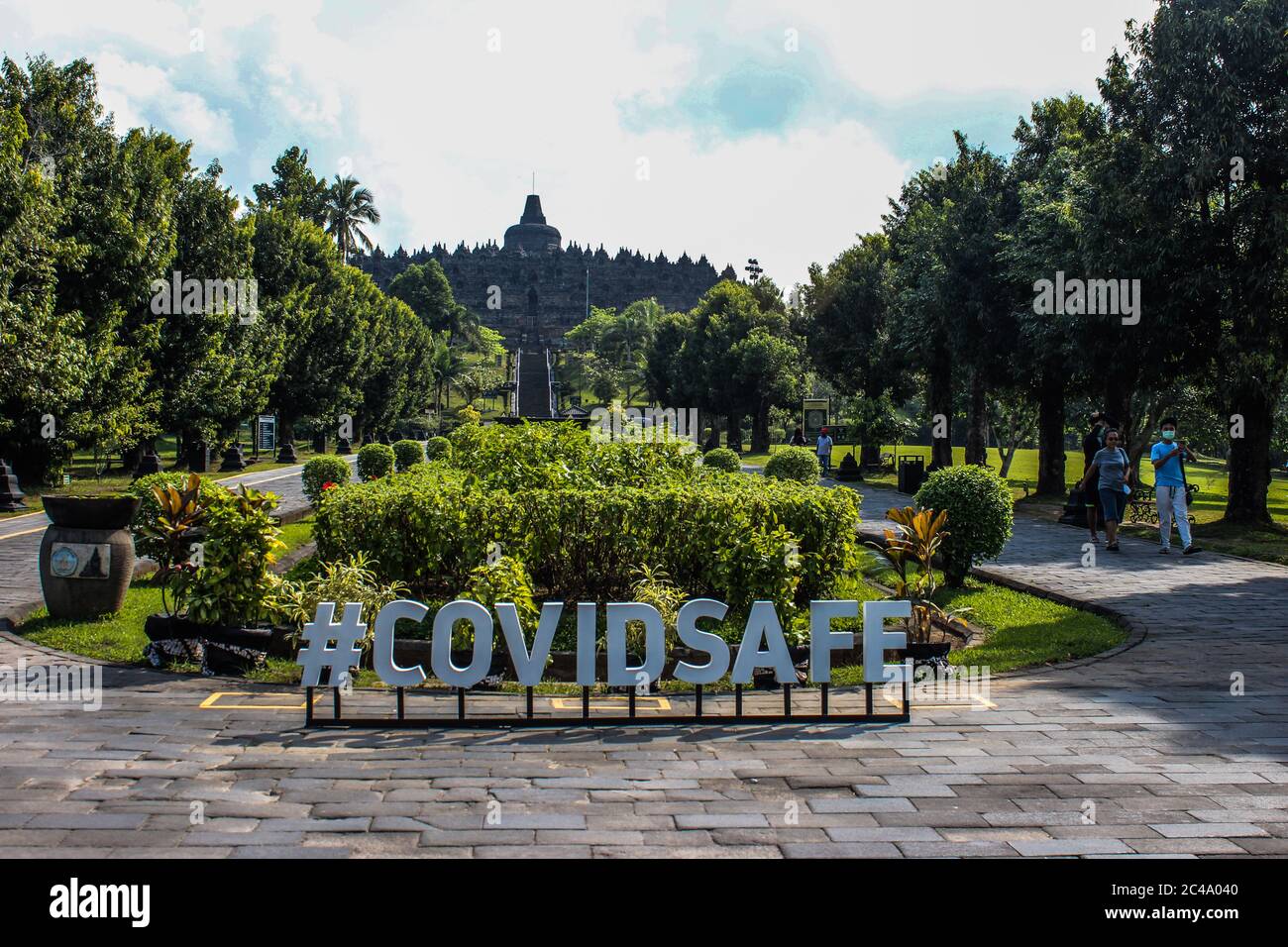Magelang, CENTRAL JAVA, INDONESIA. 25th June, 2020. 317/5000.Tourists visit Borobudur Temple as a 9th century world heritage in Magelang, Central Java, Indonesia on Thursday, June 26, 2020. The number of victims of corona virus infection in Indonesia is increasing. The Indonesian government also allows businesses to continue operations amid increasing economic pressure. Credit: Slamet Riyadi/ZUMA Wire/Alamy Live News Stock Photo