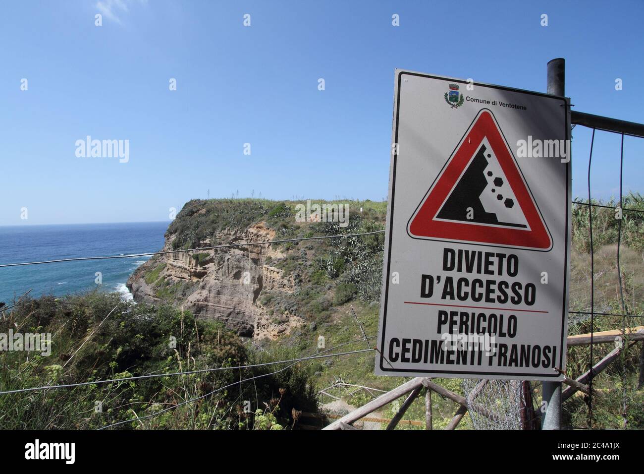 Isola di Ventotene - il divieto di accesso per crolli sulla spiaggia di Parata Grande Stock Photo
