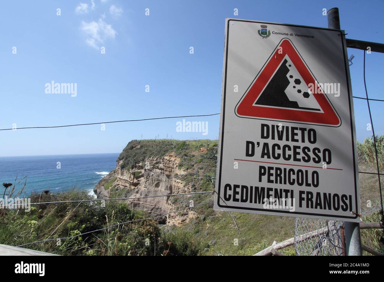 Isola di Ventotene - il divieto di accesso per crolli sulla spiaggia di Parata Grande Stock Photo