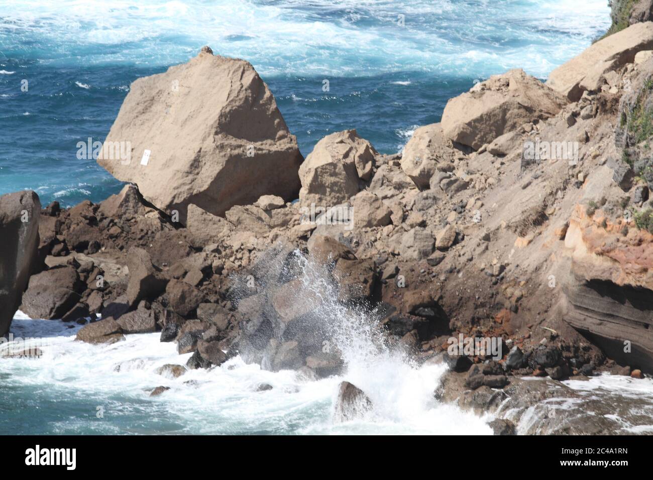 Isola di Ventotene - il divieto di accesso per crolli sulla spiaggia di Parata Grande Stock Photo