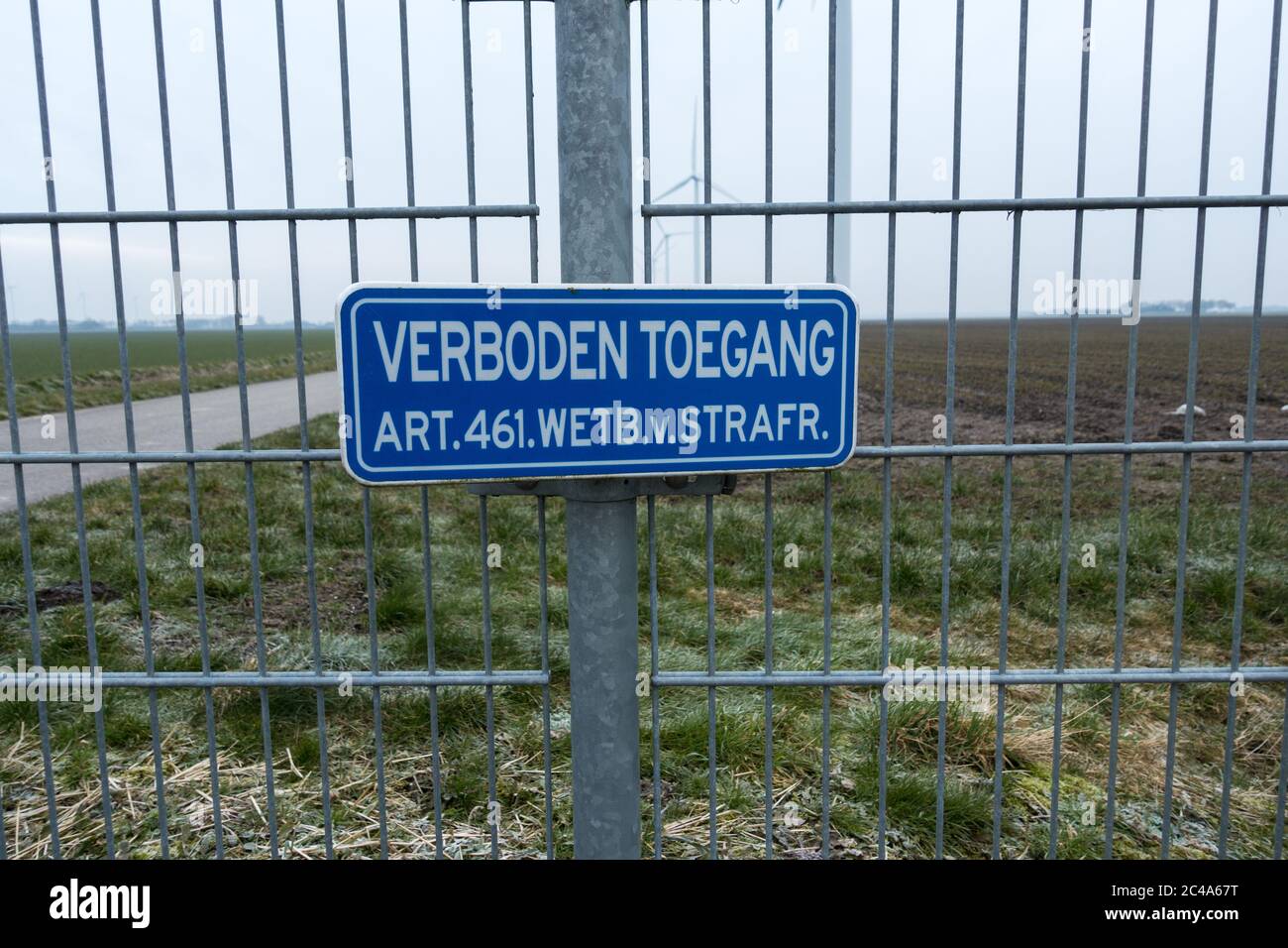 Sign no access no entry on a fence Dutch article 461 saying "entry prohibited, article 461 penal code" Stock Photo