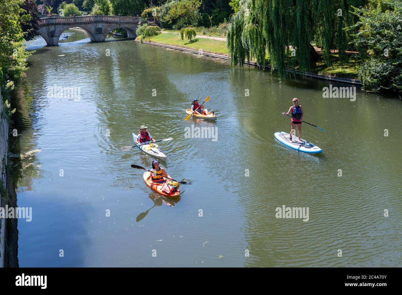 Cambridge, UK. 25th June, 2020. People enjoy the heatwave on the River Cam as temperatures rise above 30 degrees centigrade. The river is very quiet due to the shutting of most punting companies during the coronavirus lockdown. There are also warnings of high ultraviolet violet rays in the less polluted summer weather. Credit: Julian Eales/Alamy Live News Stock Photo