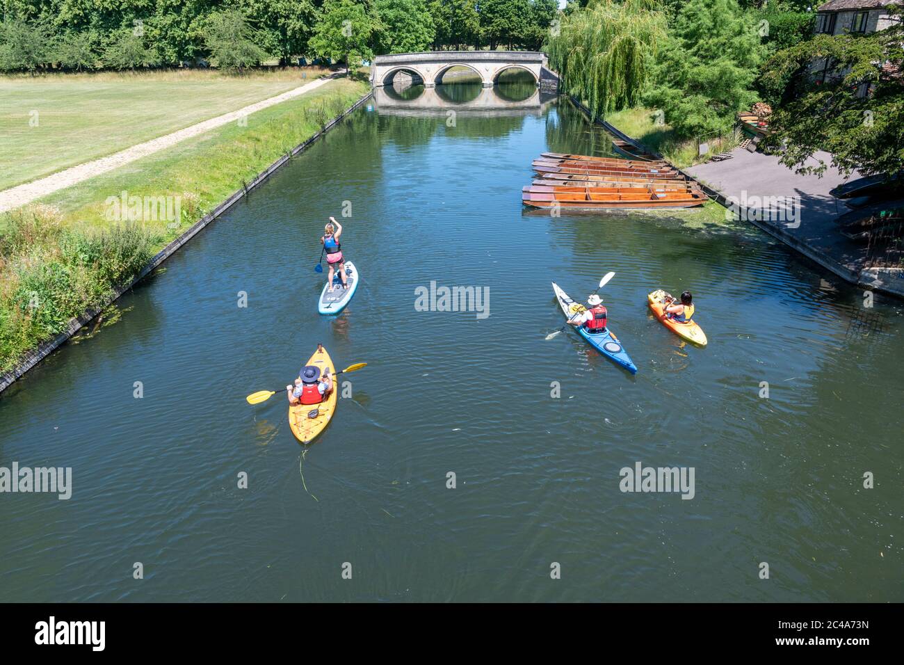 Cambridge, UK. 25th June, 2020. People enjoy the heatwave on the River Cam as temperatures rise above 30 degrees centigrade. The river is very quiet due to the shutting of most punting companies during the coronavirus lockdown. There are also warnings of high ultraviolet violet rays in the less polluted summer weather. Credit: Julian Eales/Alamy Live News Stock Photo