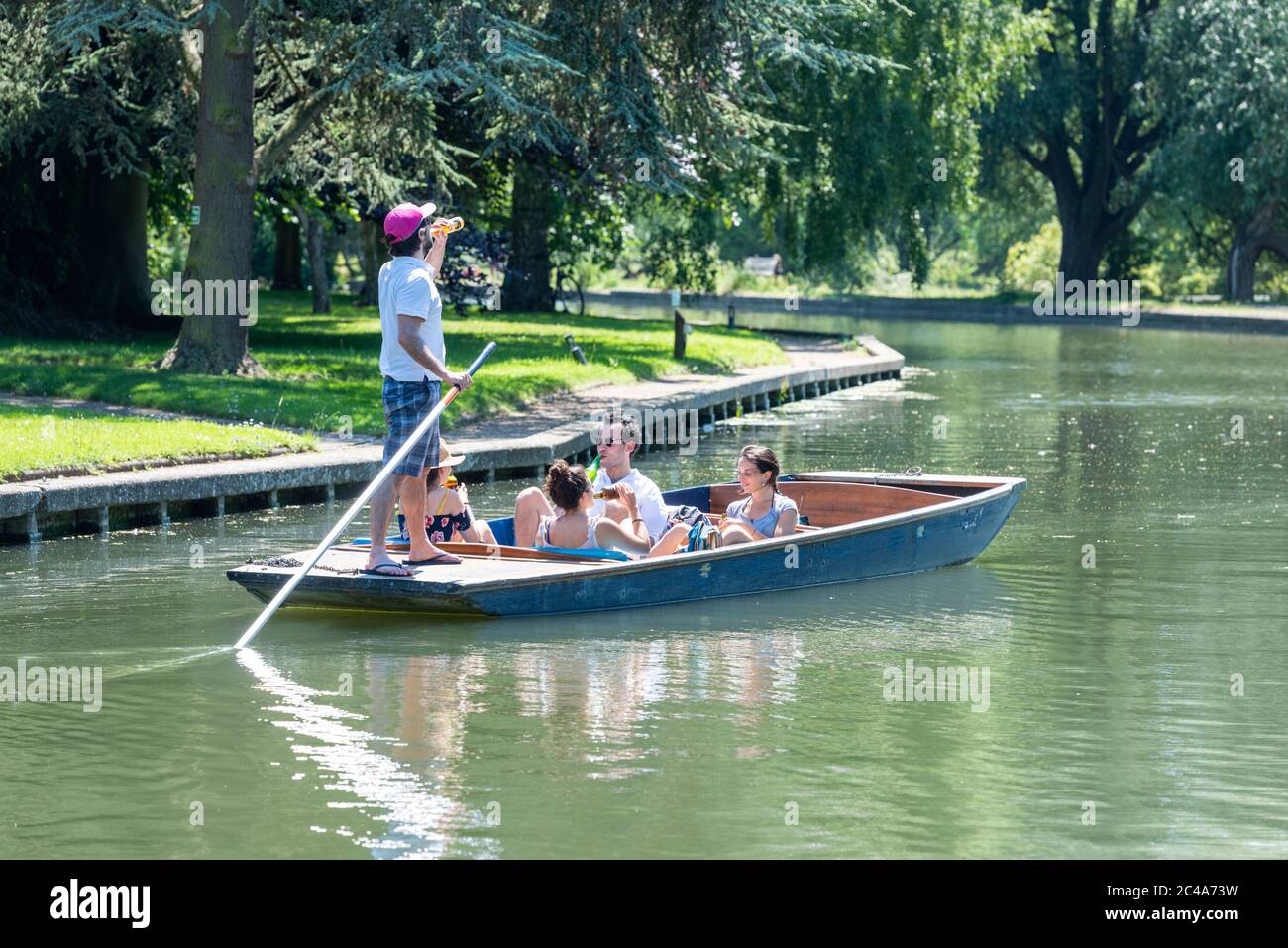 Cambridge, UK. 25th June, 2020. People enjoy the heatwave punting on the River Cam as temperatures rise above 30 degrees centigrade. The river is very quiet due to the shutting of most punting companies during the coronavirus lockdown. There are also warnings of high ultraviolet violet rays in the less polluted summer weather. Credit: Julian Eales/Alamy Live News Stock Photo