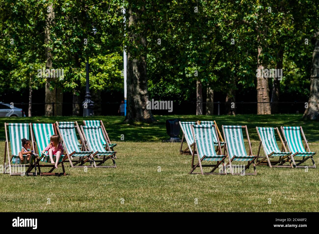 London, UK. 25th June, 2020. The deckchairs are back but hardly anybody is using them - Enjoying the sun in St James Park on possibly the hottest day of the year. The 'lockdown' continues to be eased. Credit: Guy Bell/Alamy Live News Stock Photo