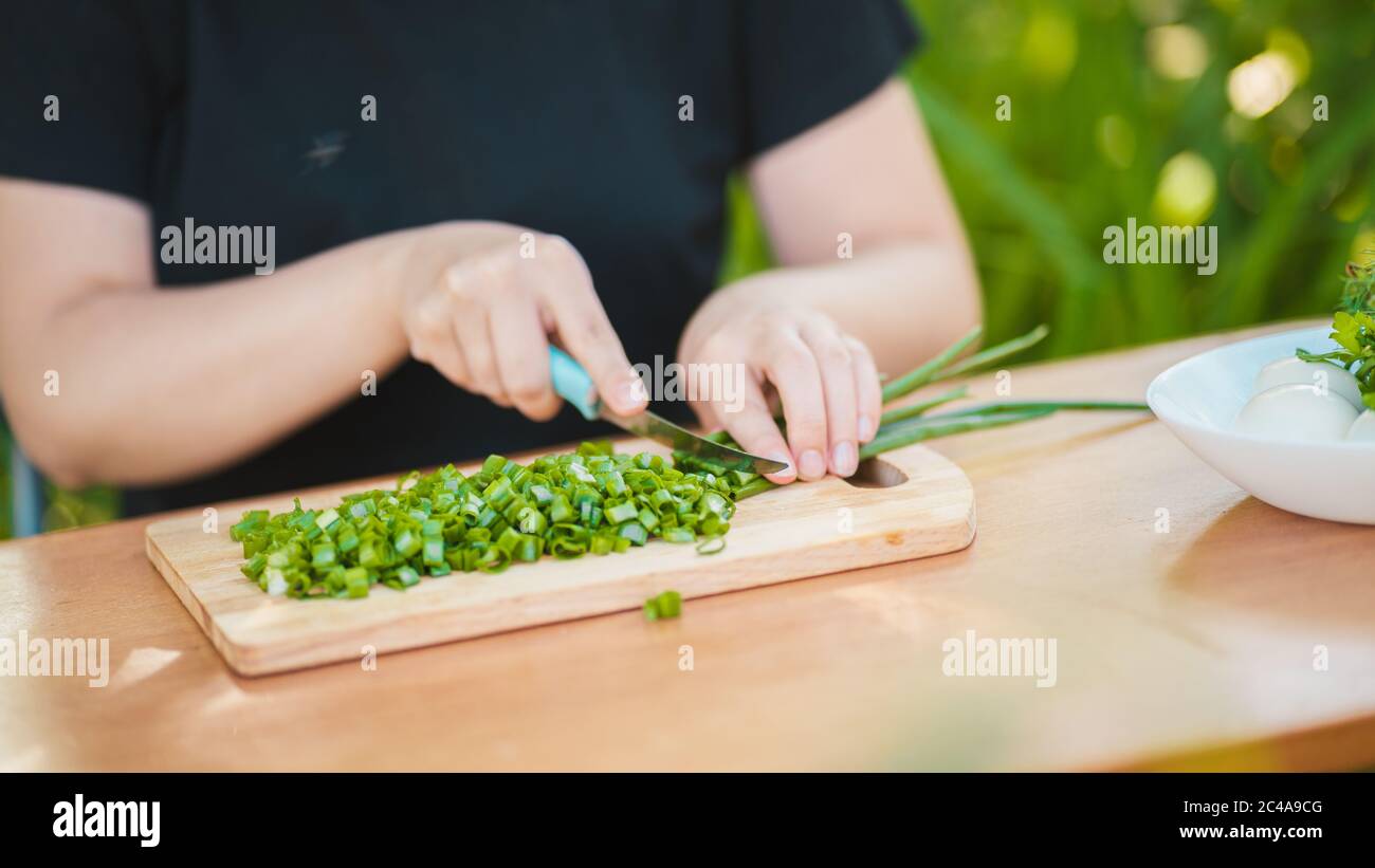 Female hands cutting onion outdoors hi-res stock photography and images ...