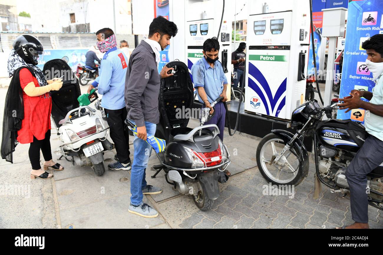 Beawar, Rajasthan, India, June 25, 2020: A fuel station attendant refills petrol in vehicle during Unlock 1.0 as fuel prices continued to rise, in Beawar. Petrol and disel prices have hiked on a daily basis for last few days. The price of Petrol in Rajasthan is at Rs 90.38 per litre Today. Credit: Sumit Saraswat/Alamy Live News Stock Photo