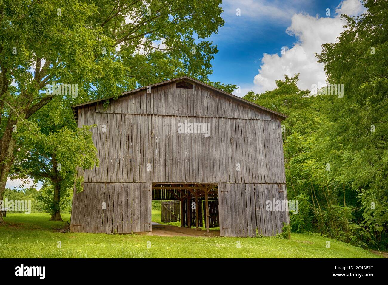 tennessee tobacco barn Tobacco Drying Barn on the Natchez Trace Parkway in Tennessee Stock Photo