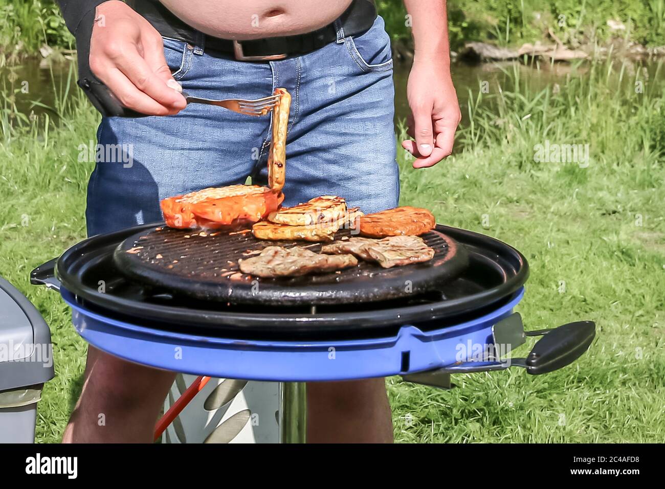 NEDERLAND, 20-06-2020 , Dutchnews, barbecue during the heat wave  Nederlanders barbequeen tijdens de warme zomeravonden Stock Photo - Alamy