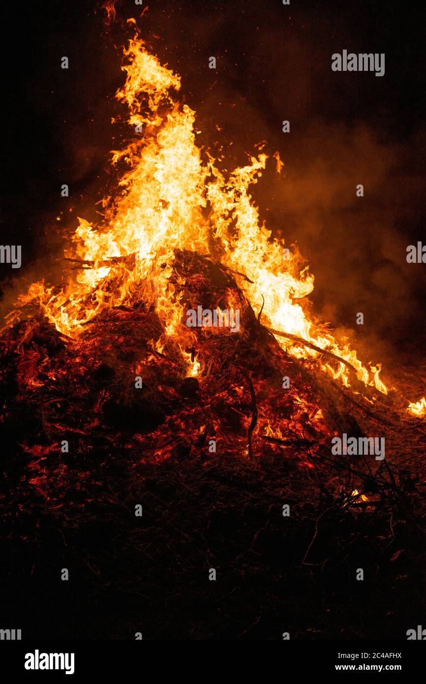 Big bonfire burning in the night Stock Photo - Alamy