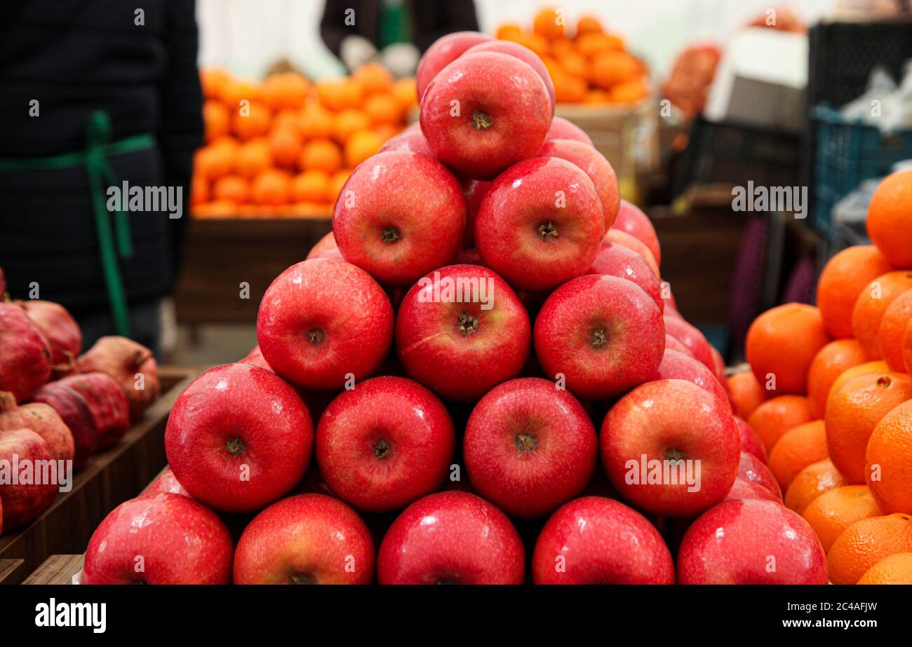Apples in a pile hi-res stock photography and images - Alamy