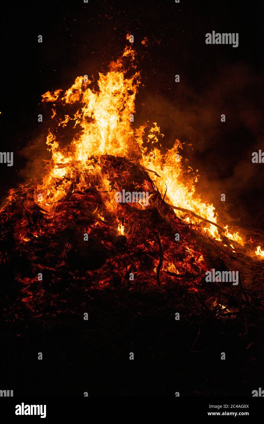 Big bonfire burning in the night Stock Photo - Alamy