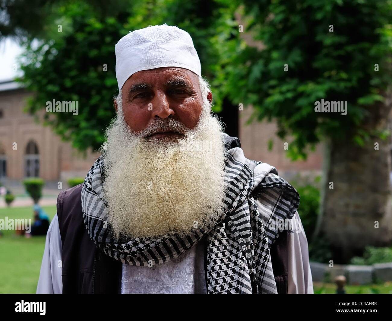 Srinagar, India - JUNE 20: portrait old man with long white beard wearing  the traditional scarf and the hat in mosque on June 20, 2017 Stock Photo -  Alamy