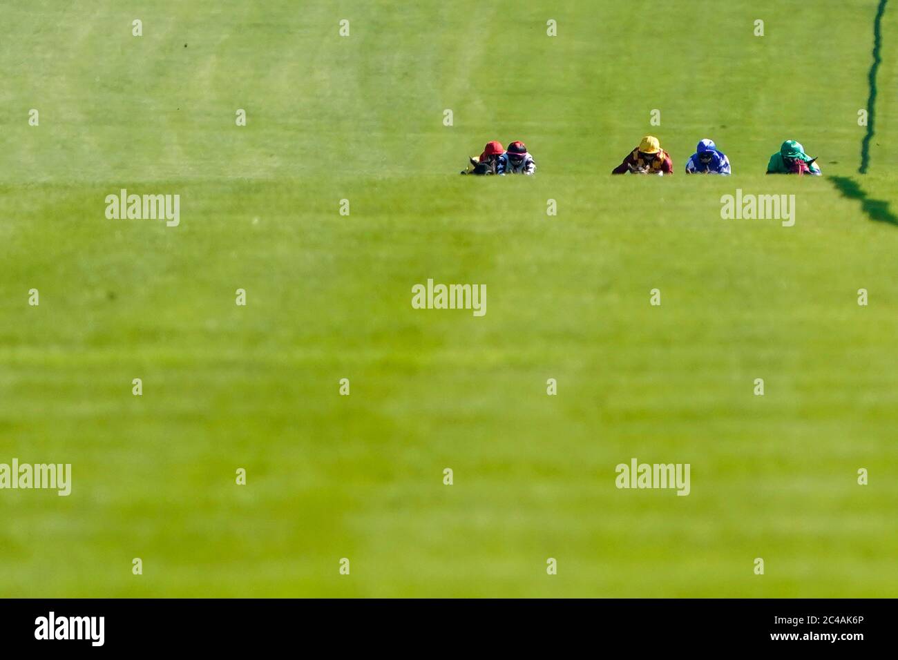 A general view of the runners in The leicester-racecourse.com Handicap at Leicester Racecourse. Stock Photo