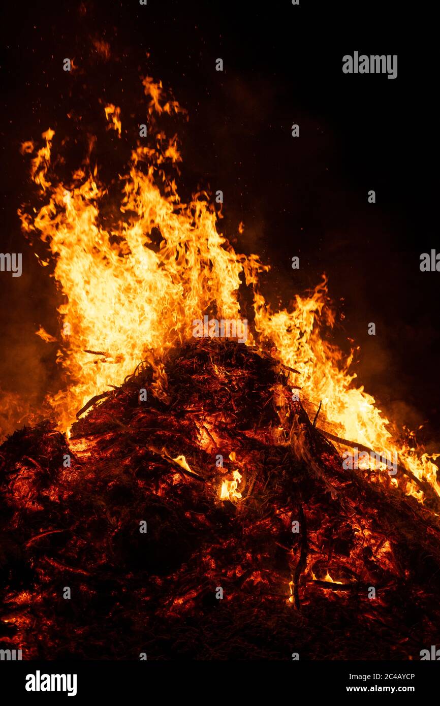 Big bonfire burning in the night Stock Photo - Alamy