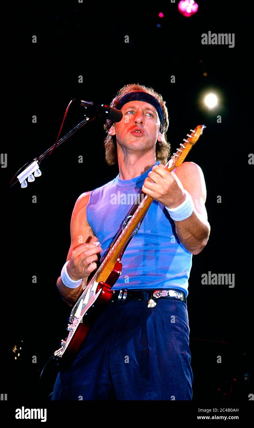 Mark Knopfler of Dire Straits in concert at Wembley Arena,London 1985 Stock Photo