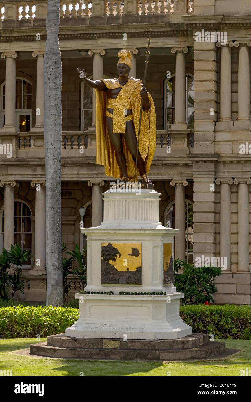 Kamehameha I statue in front of the Supreme Court of the State of