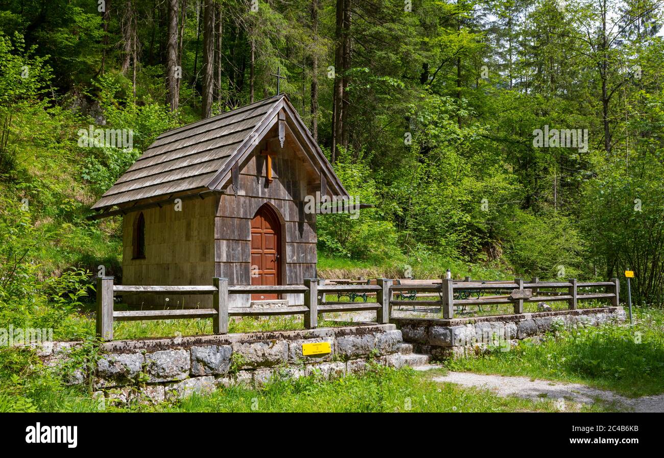 Koppental hiking trail from Obertraun to Bad Aussee, river Koppentraun, chapel in memory of the railway construction, Salzkammergut, Upper Austria Stock Photo