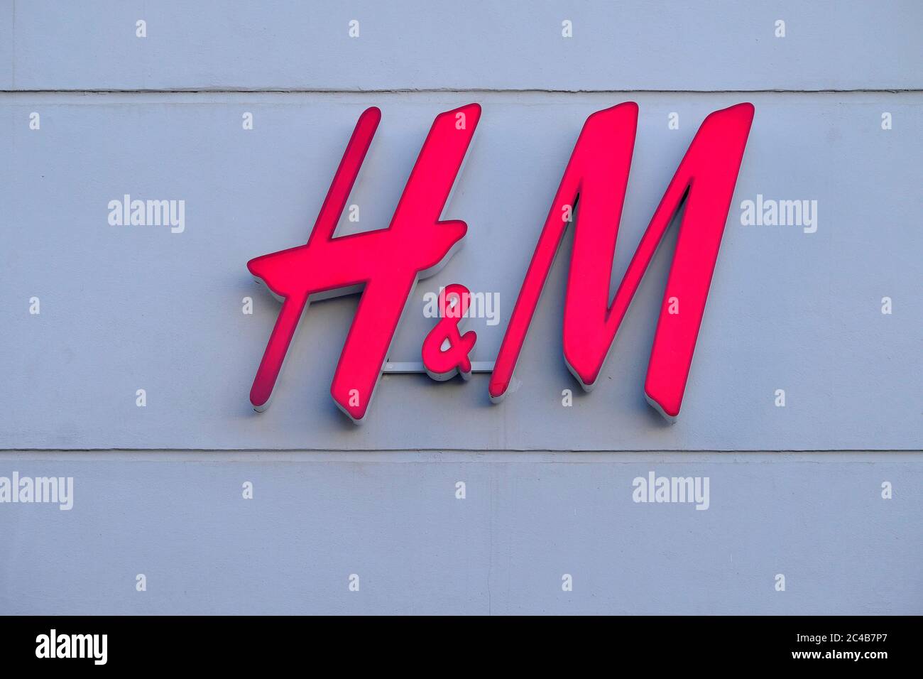 H&m logo brand trademark hi-res stock photography and images - Alamy