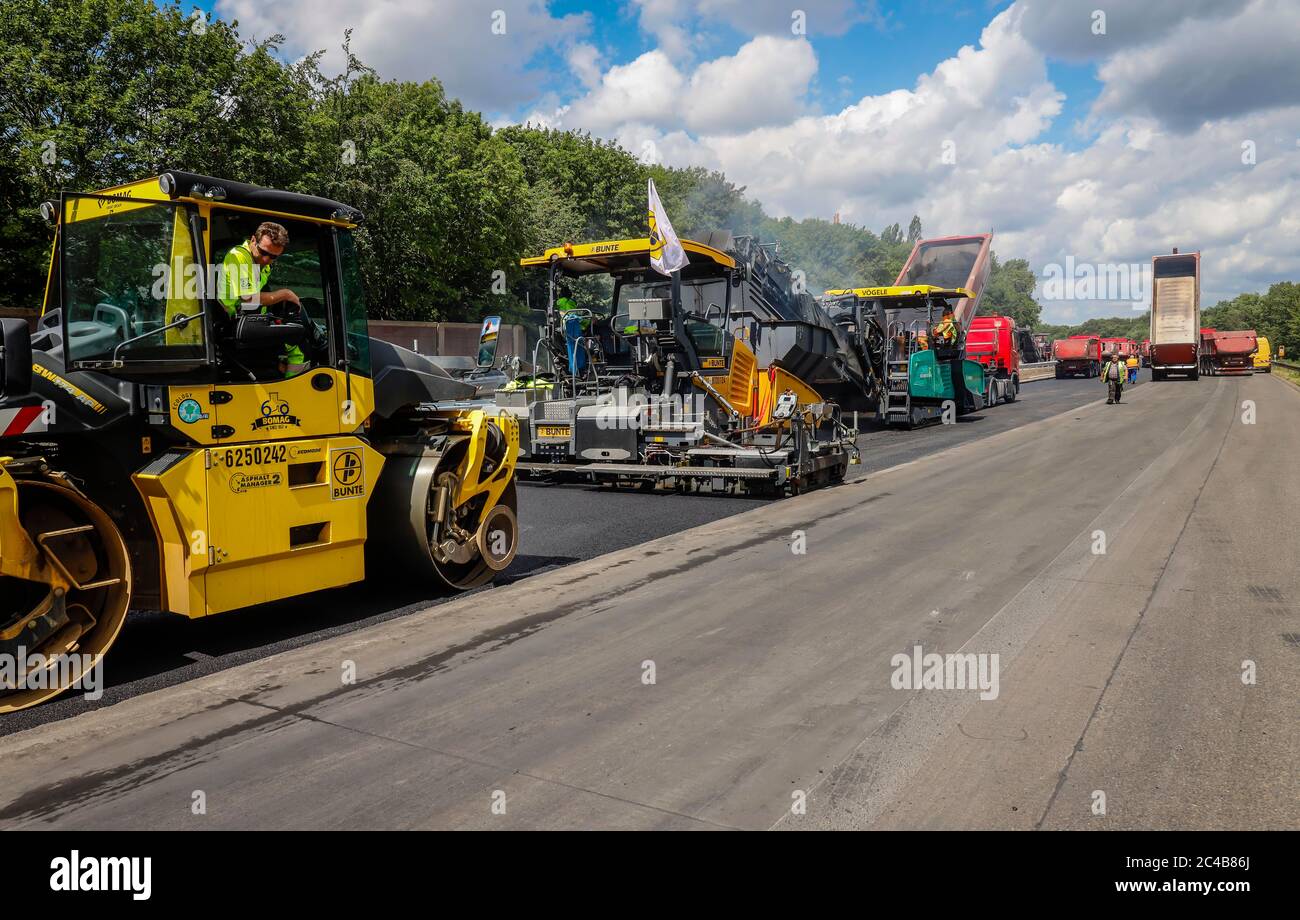 Road construction, asphalt pavers and road rollers use whisper asphalt, rehabilitation of the A3 motorway between the motorway junctions Kaiserberg Stock Photo