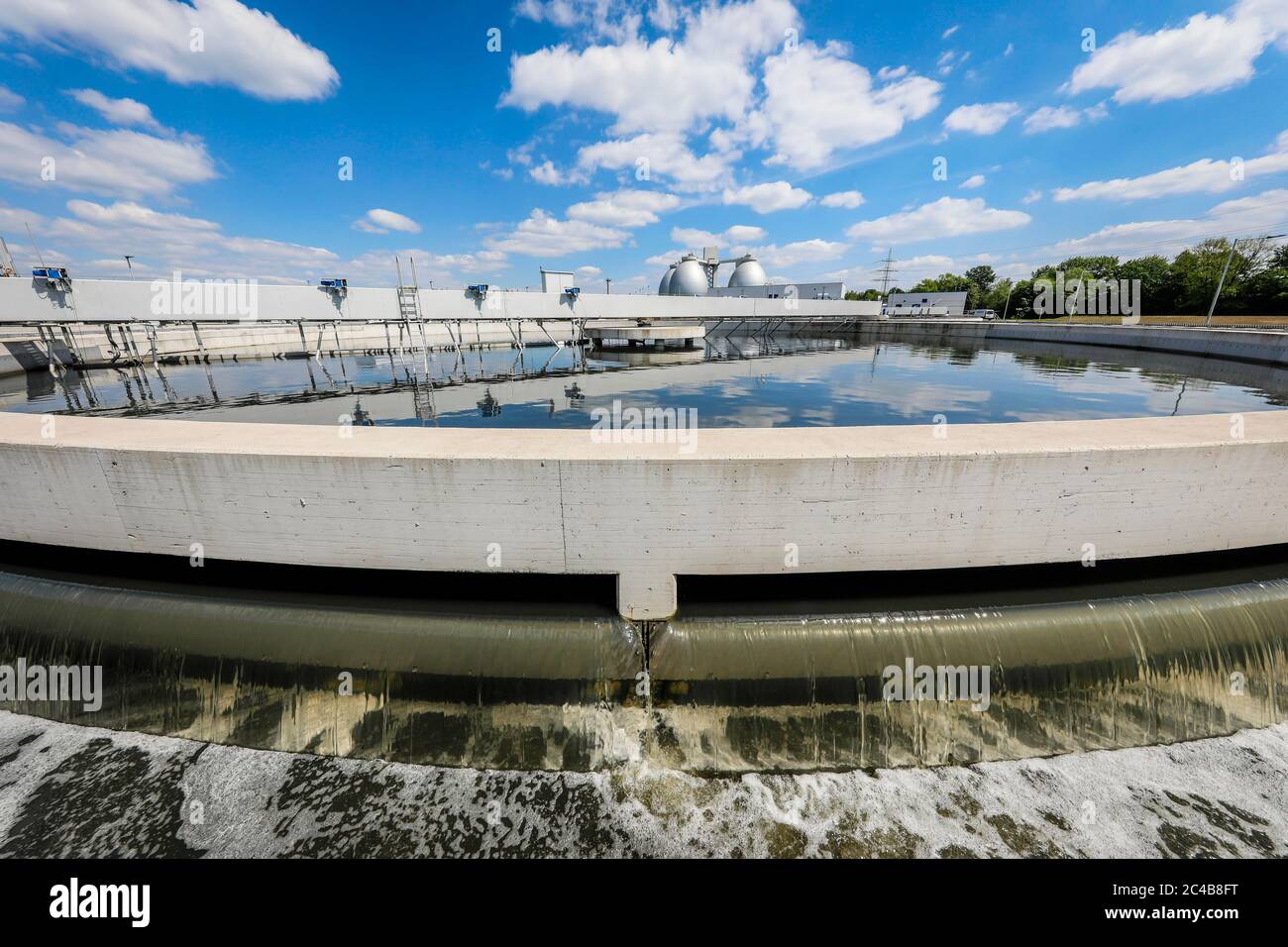 Wastewater treatment in the new sewage treatment plant Emschermuendung