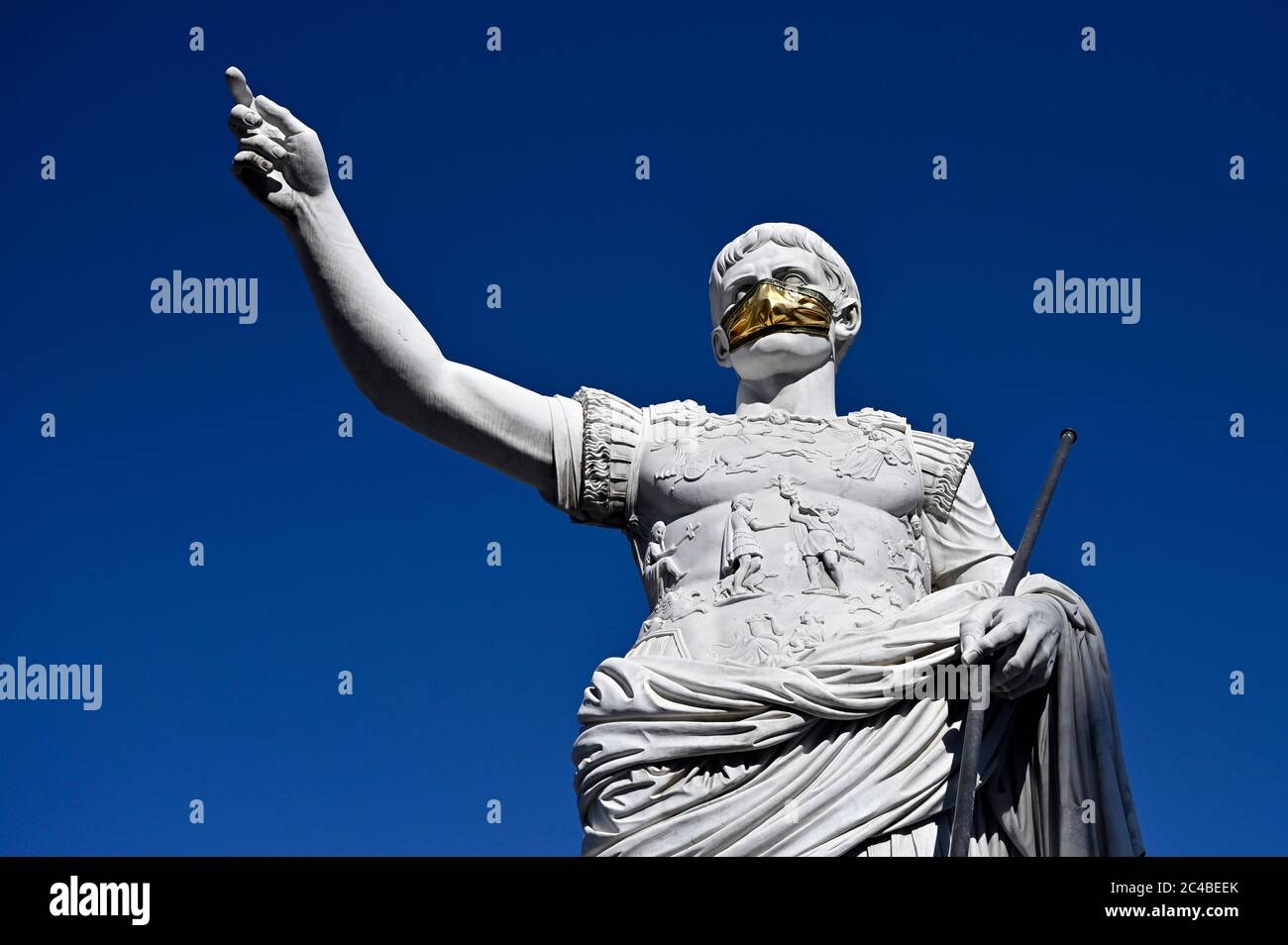 Las Vegas, Nevada, USA. 25th June, 2020. A statue of Julius Caesar in front of Caesars Palace along the Las Vegas Strip wears a face mask amid the spread of the coronavirus on June 25, 2020 in Las Vegas, Nevada. On Wednesday, Nevada Gov. Steve Sisolak signed a directive requiring people to wear face coverings in public places throughout the state beginning on June 26 in response to a four-week upward trend of new daily COVID-19 cases. The governor also cited an increase in confirmed and suspected COVID-19 hospitalizations since the state entered Phase Two of the state's reopening plan on May Stock Photo