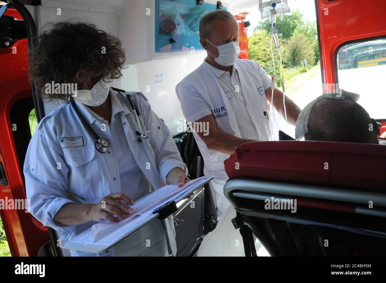 Support by the SDIS 80 firefighters and the SMUR teams from Abbeville, emergency doctor, State-certified nurse anesthetist and paramedic of a person w Stock Photo