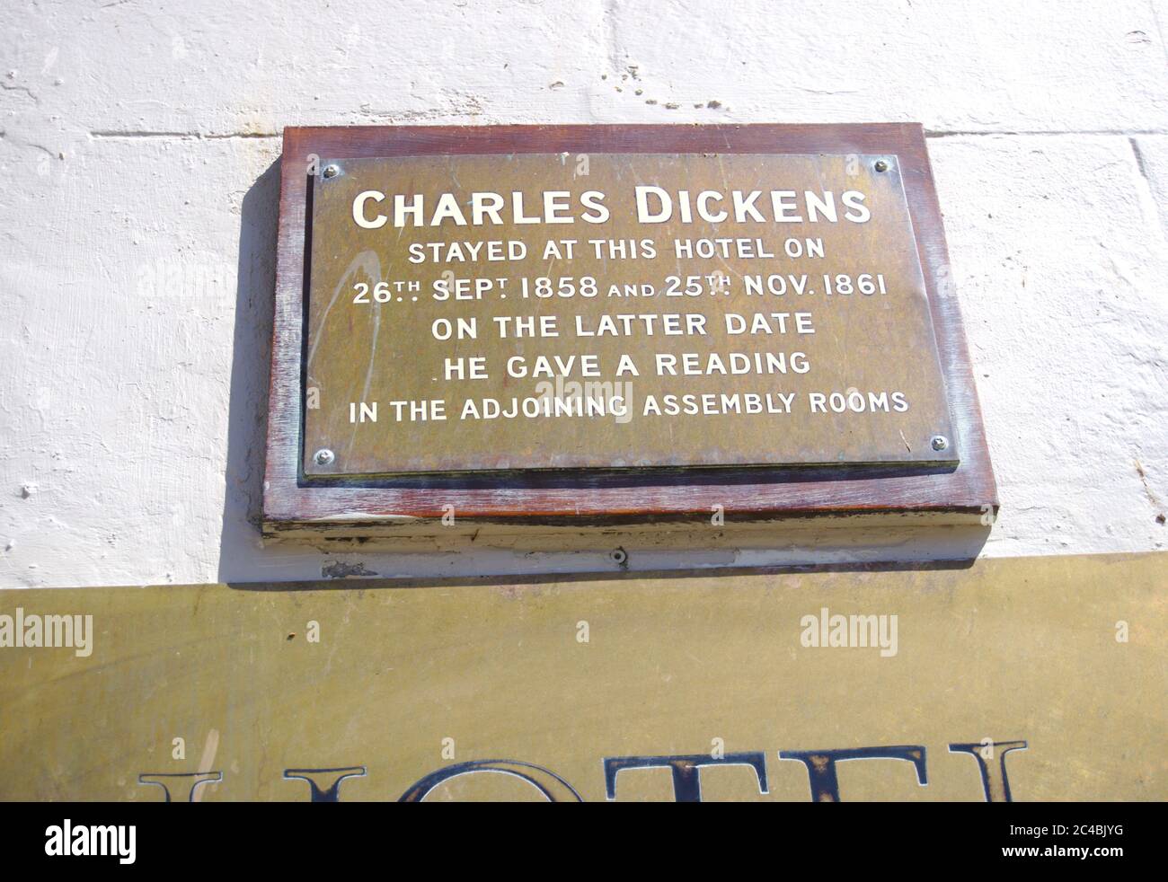 Plaque commemorating visits by author Charles Dickens to Kings Arms Hotel, Hide Hill, Berwick-upon-Tweed in 1858 and 1861. Stock Photo