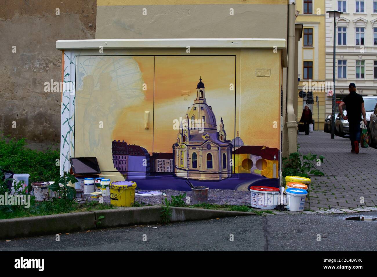 Der Künstler SOKAR UNO bemalt ein Trafohäuschen mit Dresden-Motiven im Auftrag der Stadtwerke Görlitz in der Dresdner Strasse in Görlitz am 25.06.2020 Stock Photo