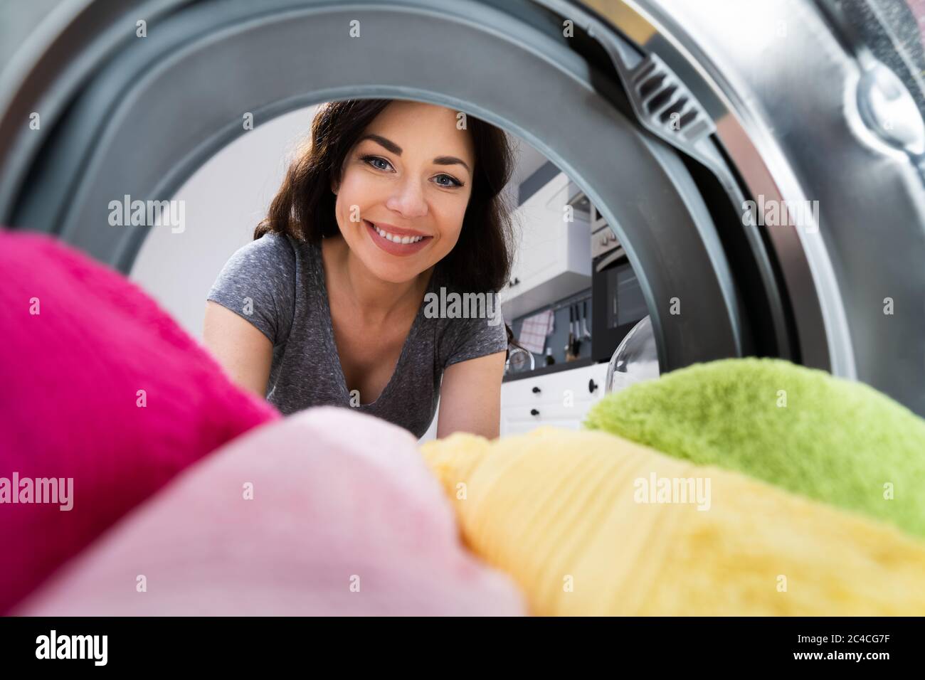 Una lavadora y una secadora, comprimidas en un armario en un apartamento en  Nueva York Fotografía de stock - Alamy