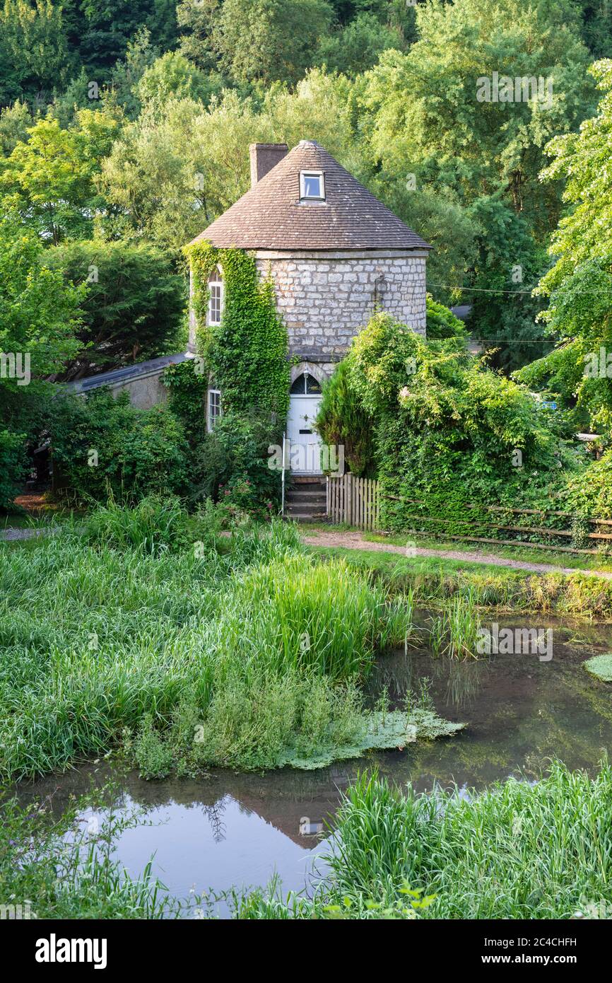 Chalford Roundhouse on the abandoned Severn Thames Canal. Chalford, Stroud, Cotswolds, Gloucestershire, England Stock Photo