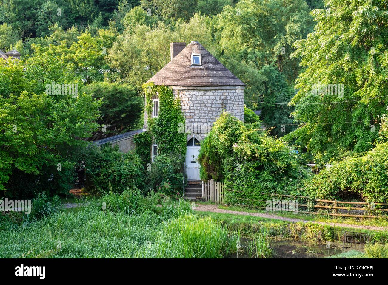 Chalford Roundhouse on the abandoned Severn Thames Canal. Chalford, Stroud, Cotswolds, Gloucestershire, England Stock Photo