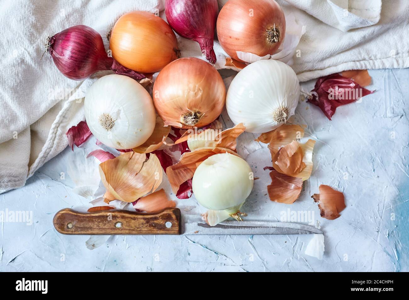 Clean Onions Cleaning fresh onions in the kitchen. Top view Stock Photo - Alamy