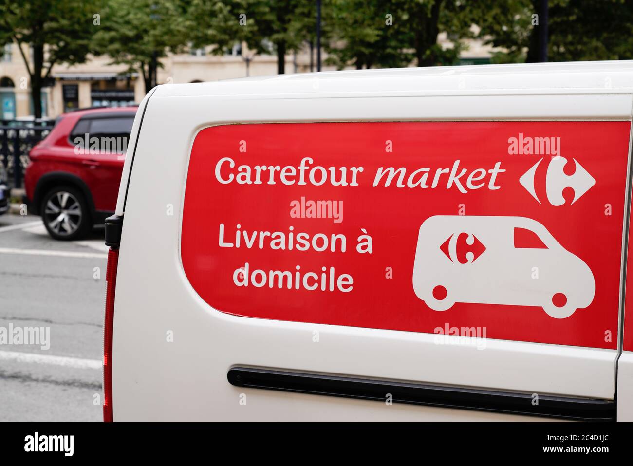 Bordeaux , Aquitaine / France - 06 14 2020 : Carrefour market logo sign  supermarket on delivery van to deliver sall at home Stock Photo - Alamy