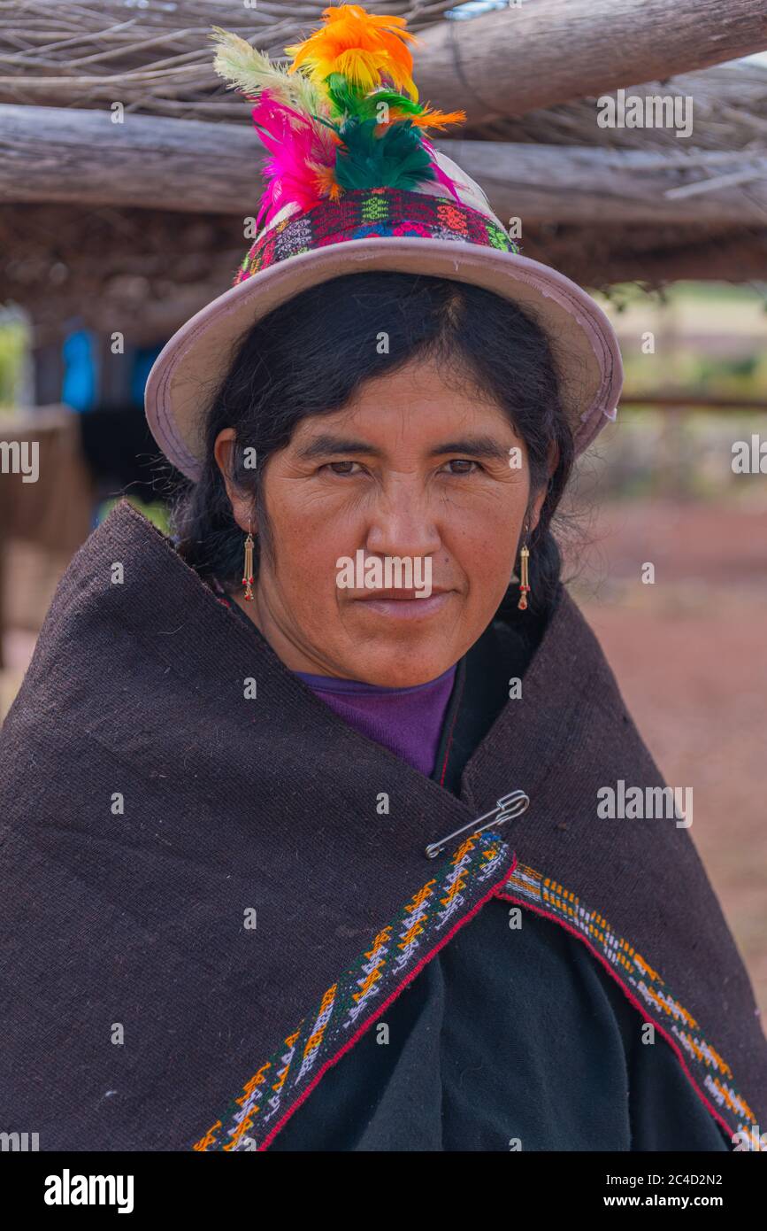 Woman weaver weaving local red and black Jalq´a art pattern,  Maragua, Departamento Chuquisaca, Bolivia, Latin America Stock Photo