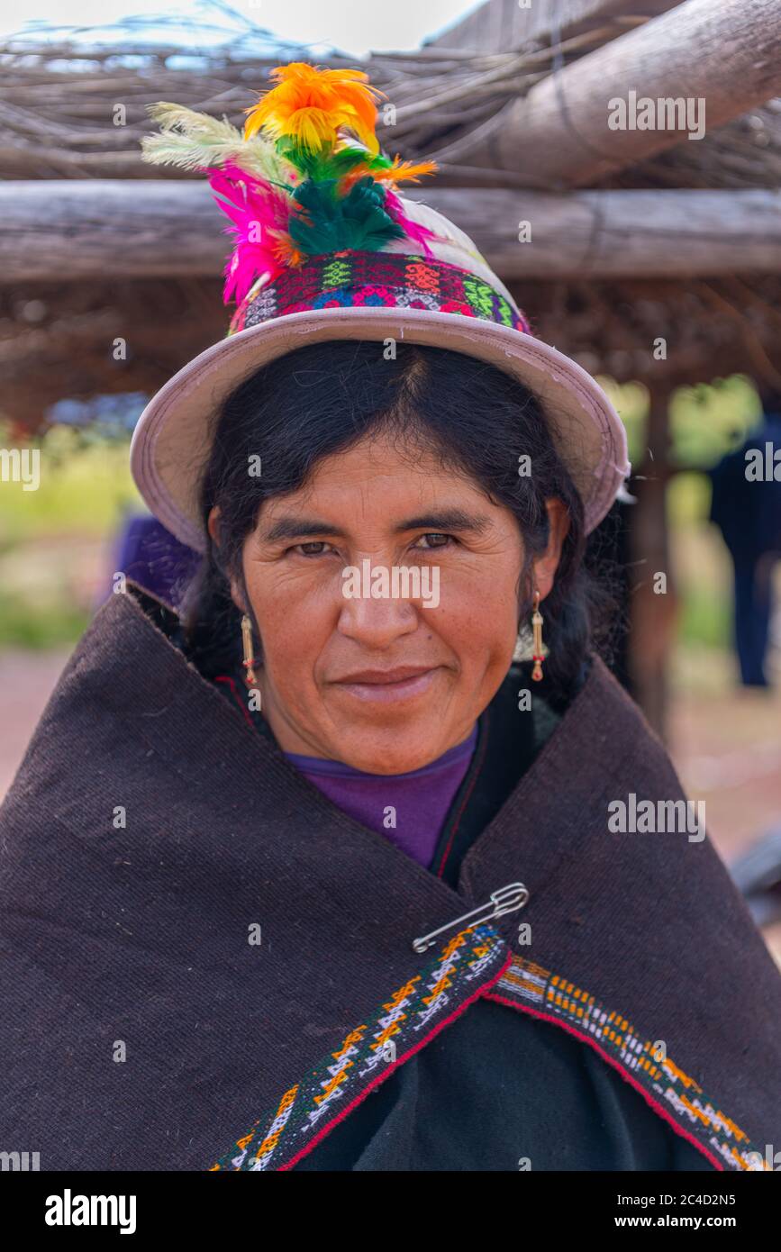Woman weaver weaving local red and black Jalq´a art pattern,  Maragua, Departamento Chuquisaca, Bolivia, Latin America Stock Photo