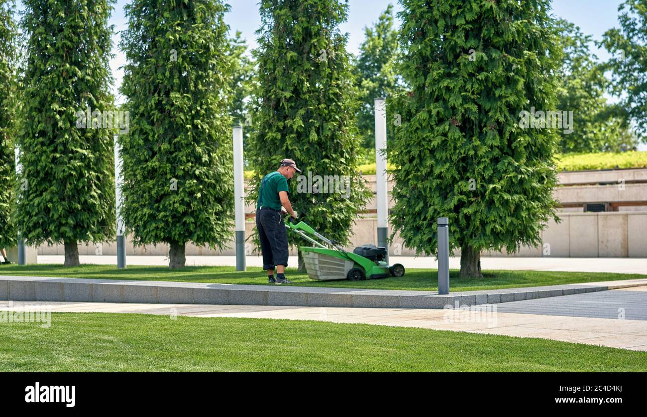 Staff garden machine hi res stock photography and images Alamy