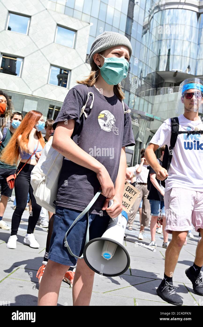 Vienna, Austria. 26th June, 2020. Rally and demonstration of Fridays for Future: climate strike: 'No Jobs on a Dead Planet' in Vienna on June 26, 2020. Plaque with the inscription 'For a Green Reconstruction'. Credit: Franz Perc / Alamy Live News Stock Photo
