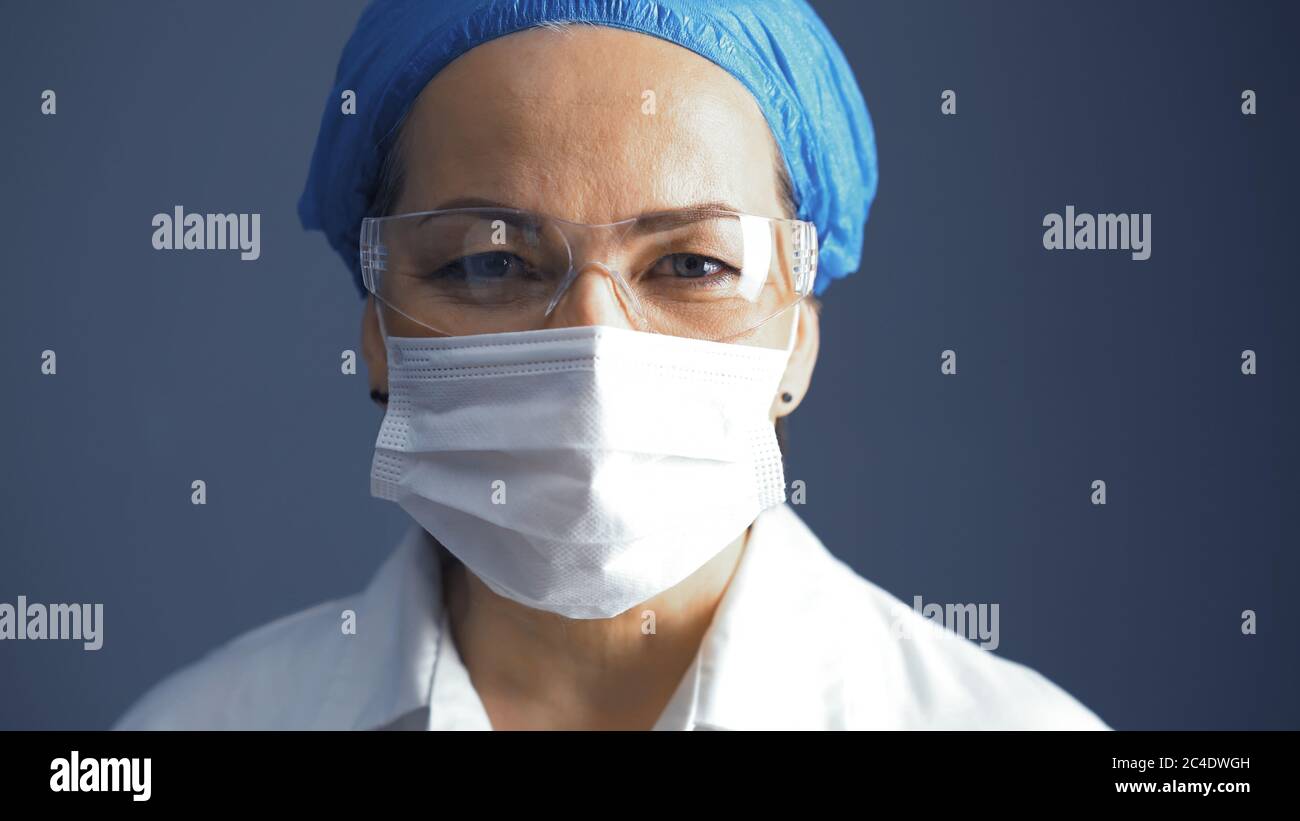 Female lab coat hi-res stock photography and images - Alamy