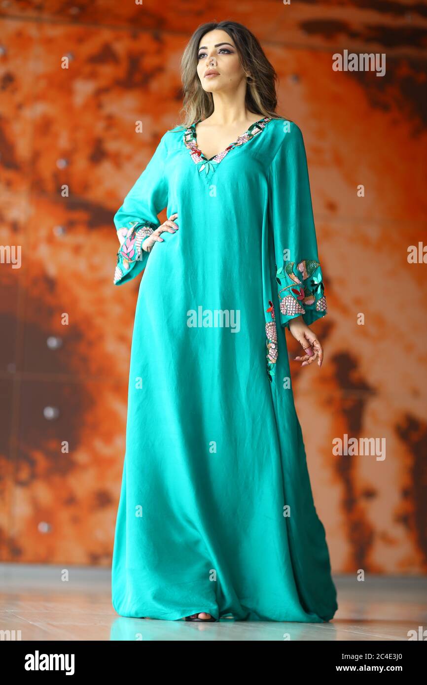 Arab Women in Turquoise Traditional arab Dress Stock Photo - Alamy