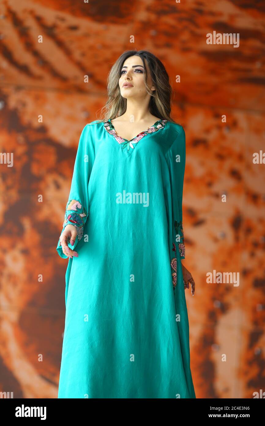 Arab Women in Turquoise Traditional arab Dress Stock Photo - Alamy