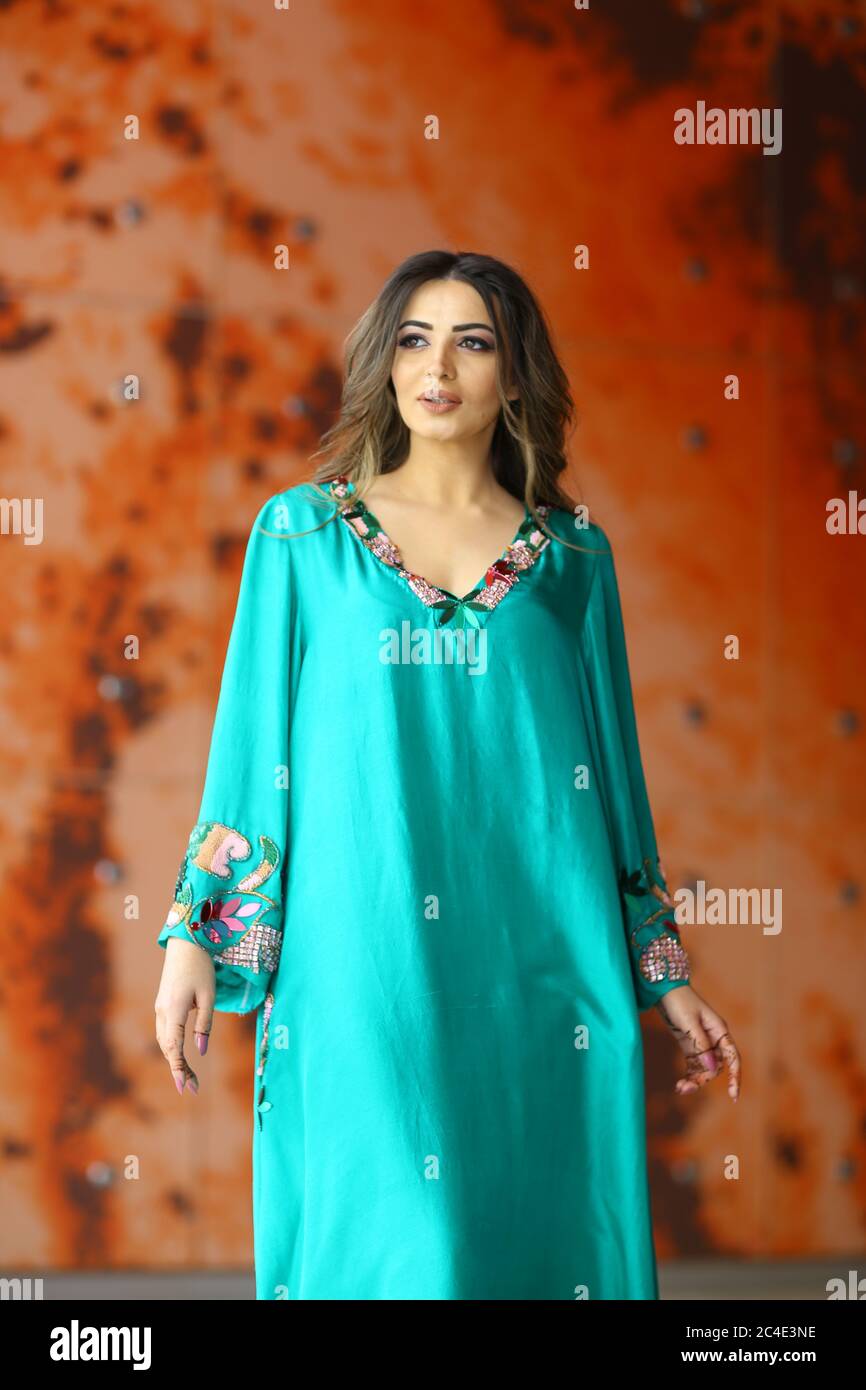 Arab Women in Turquoise Traditional arab Dress Stock Photo - Alamy