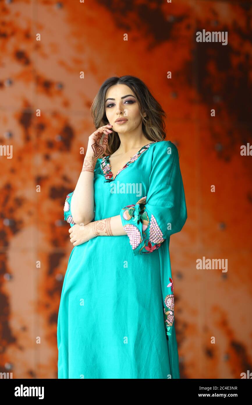 Arab Women in Turquoise Traditional arab Dress Stock Photo - Alamy