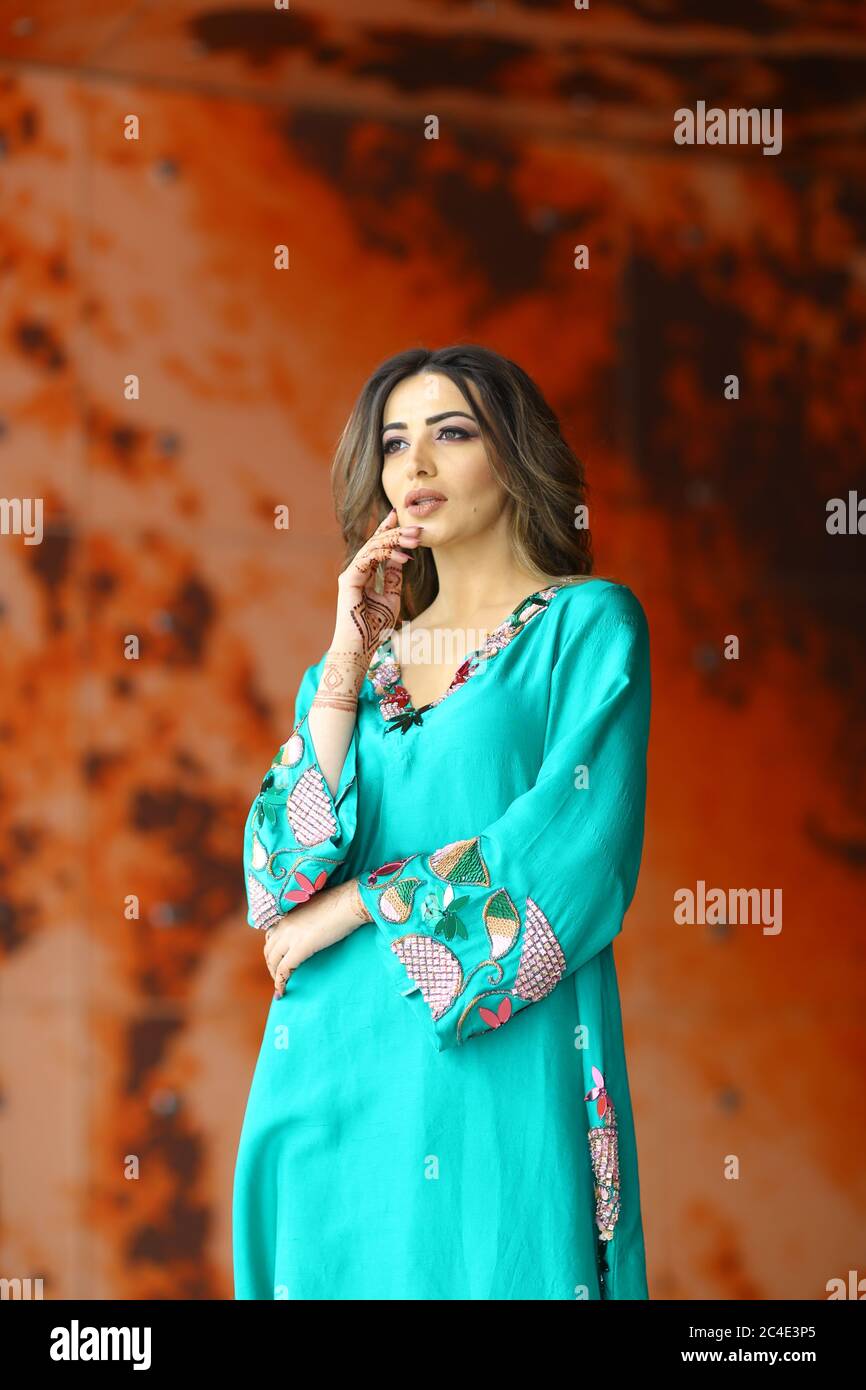 Arab Women in Turquoise Traditional arab Dress Stock Photo - Alamy